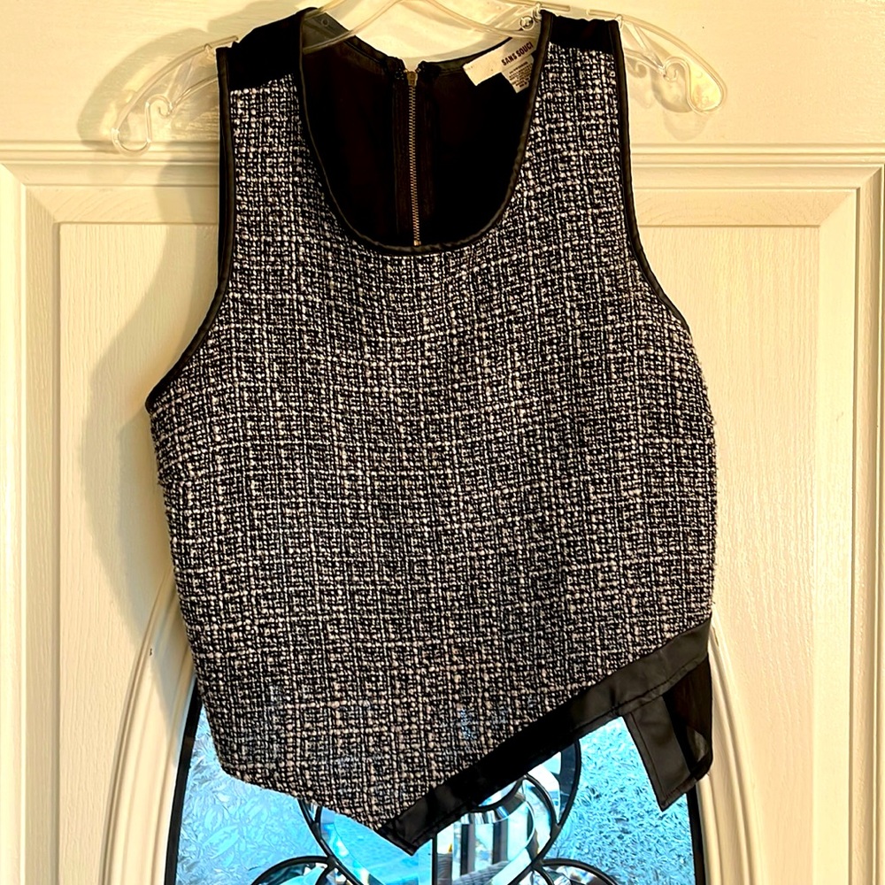 Like New asymmetrical Sans Souci black and white top